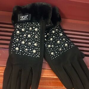 NWT UGG Black pearl-beaded Gloves soft and stretchy touchscreen accessible